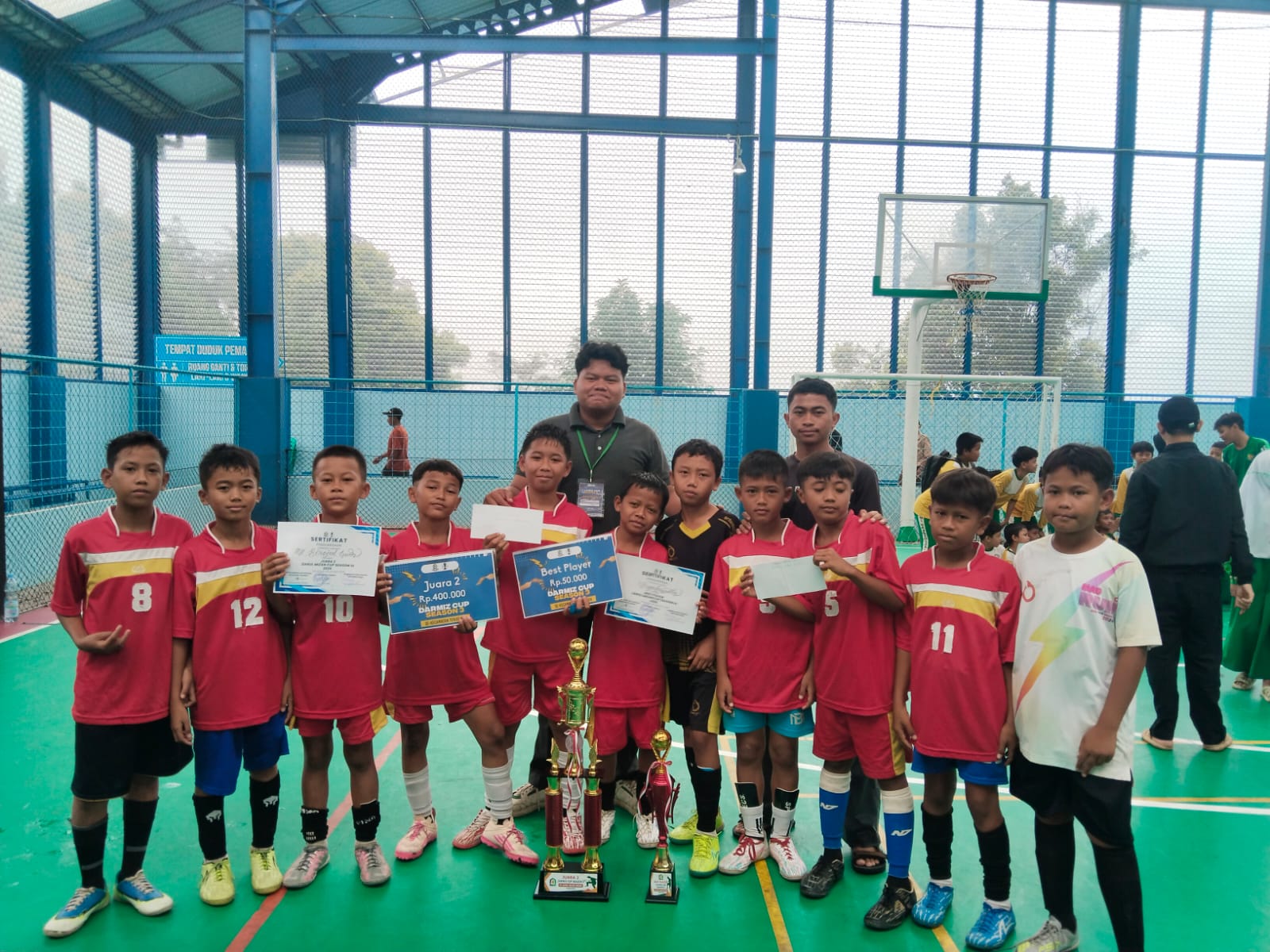 Pembagian Piala Juara Kelas